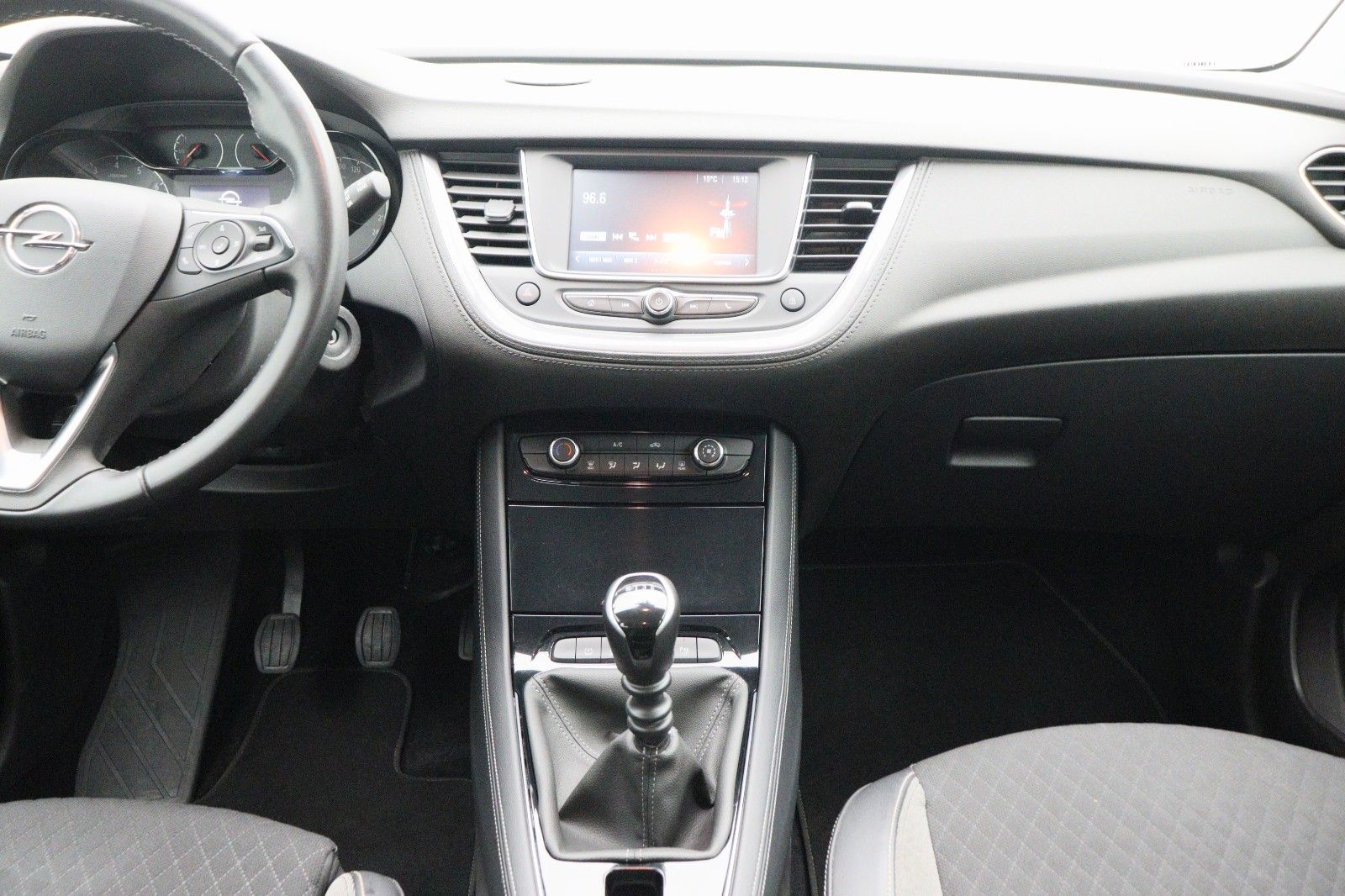 Fahrzeugabbildung Opel Grandland X 1.2 Edition AHK TEMPO LED