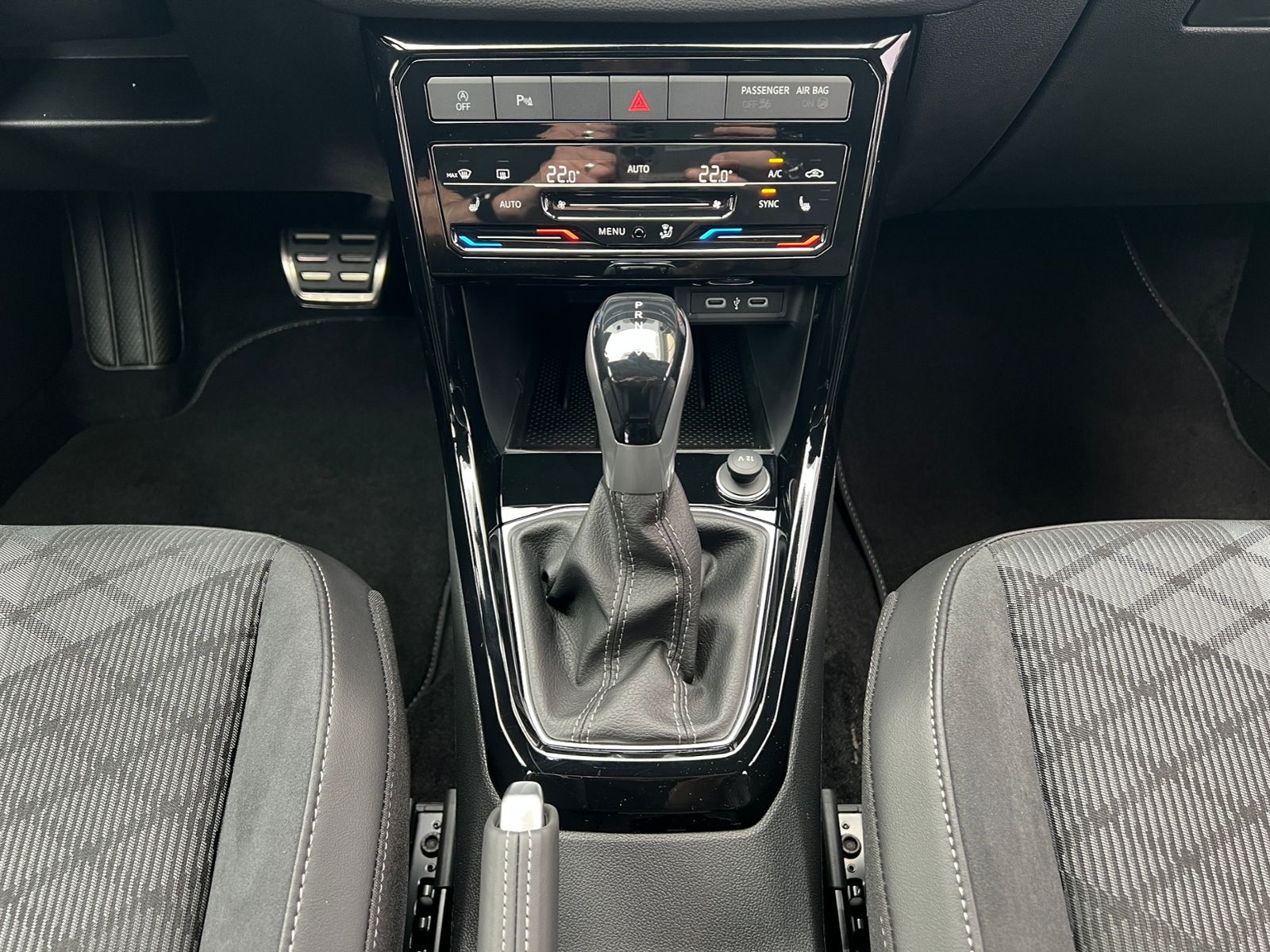 Fahrzeugabbildung Volkswagen T-Cross R-Line 1.5 TSI DSG *BlackStyle,AHK,IQ Li