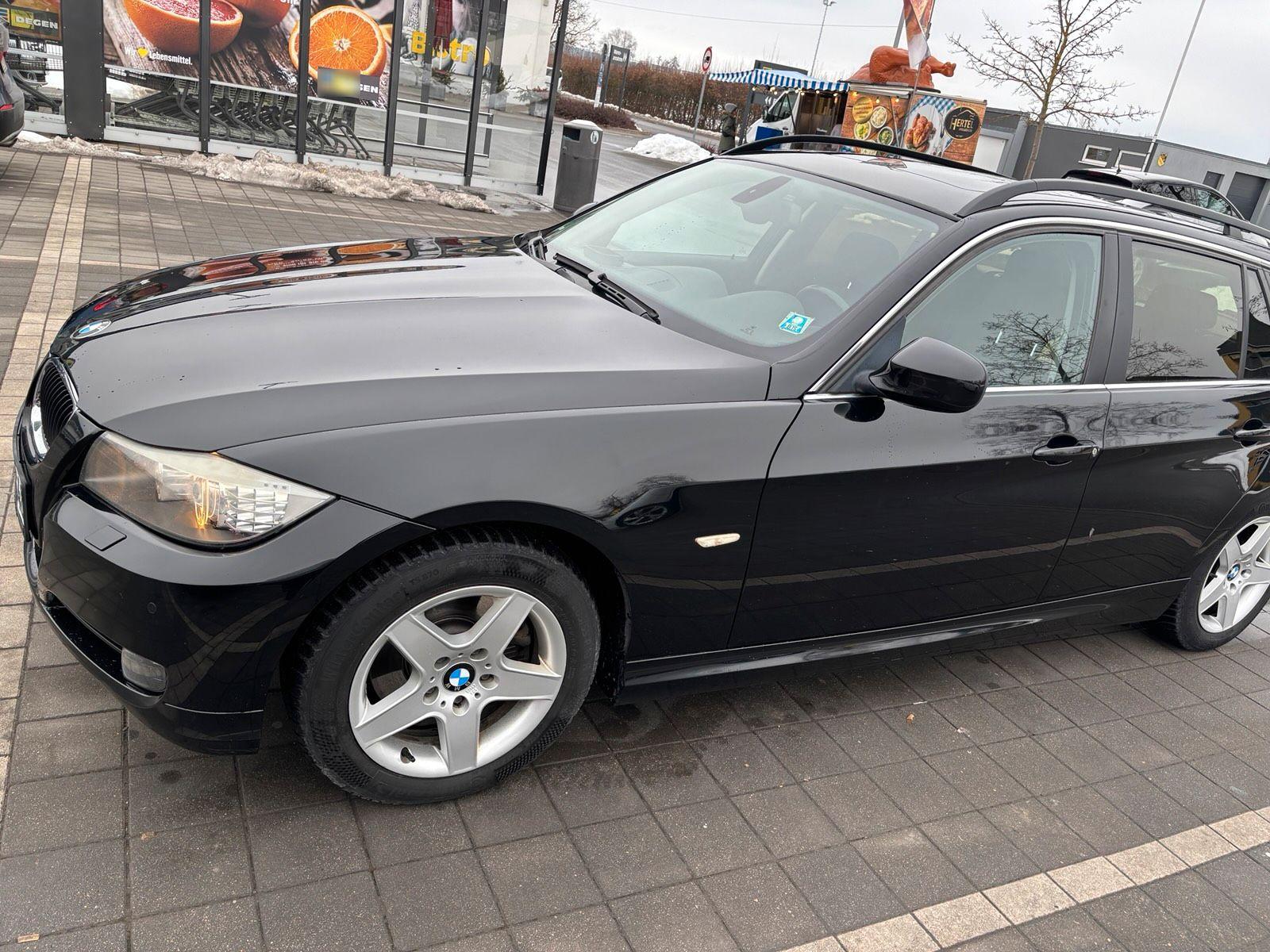 BMW 320 2009 — interior