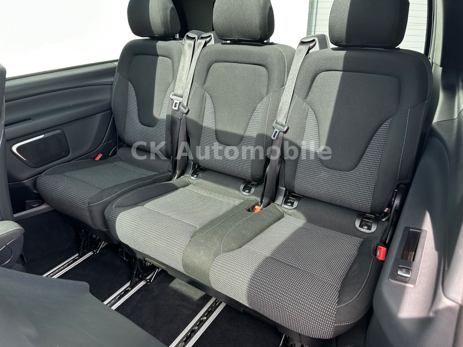 Fahrzeugabbildung Mercedes-Benz V300d EDITION 4Matic AMG-Line/7 Sitze/Pano/LED