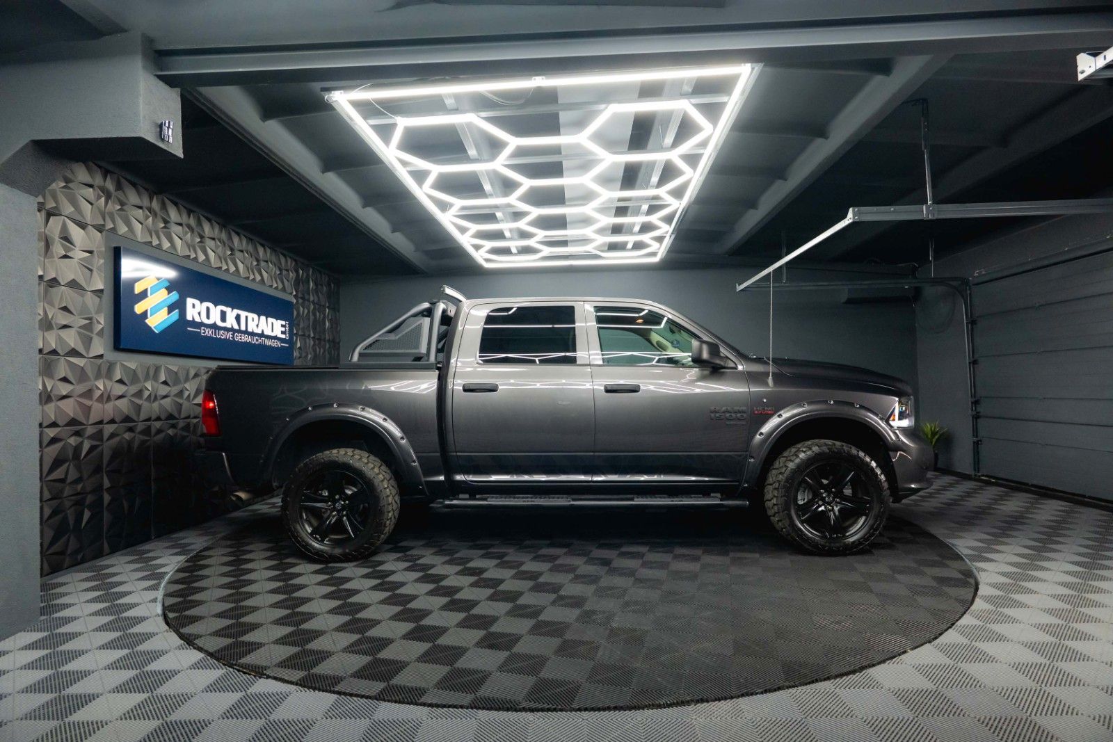 Fahrzeugabbildung Dodge RAM 5.7 V8 HEMI 4x4 OFFROAD Night-Paket *LED*19%