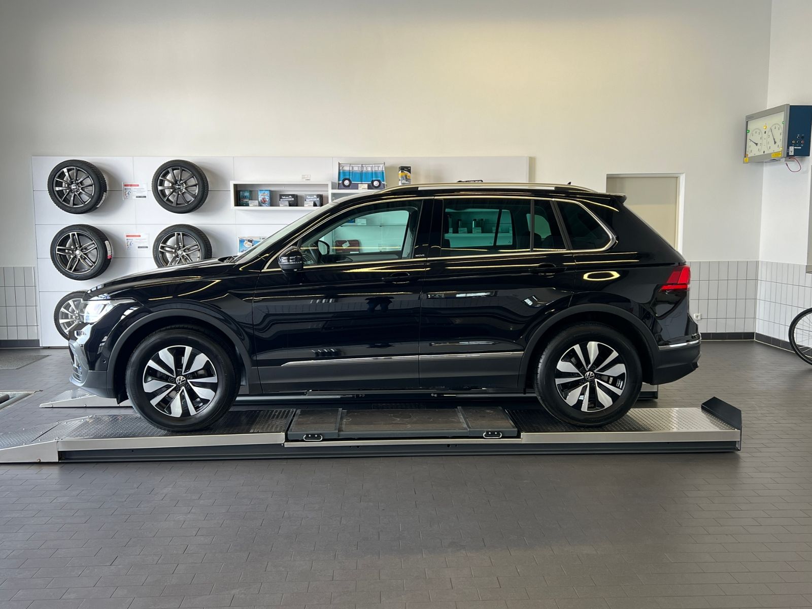 Fahrzeugabbildung Volkswagen Tiguan MOVE 1.5 TSI DSG *AHK, LED, Navi, 17'-LM*