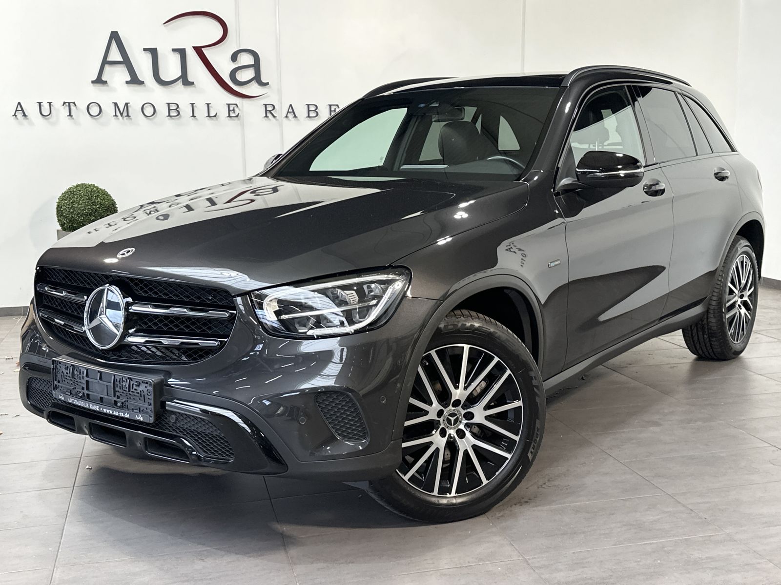 Fahrzeugabbildung Mercedes-Benz GLC 300e 4Matic Luxury NAV+LED+PANO+19ZOLL+1HD
