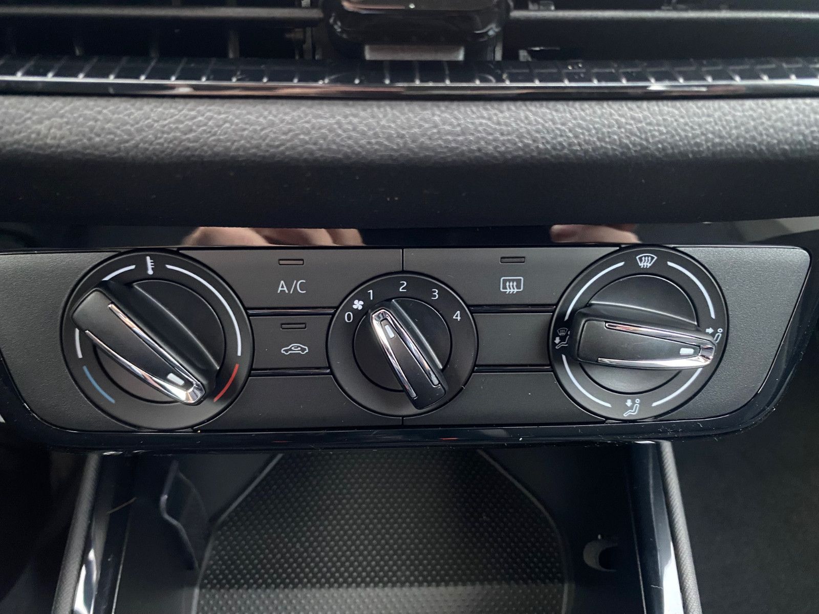 Fahrzeugabbildung SKODA Fabia 1.0l MPI Essence *SOFORT*KLIMA*PDC hinten*