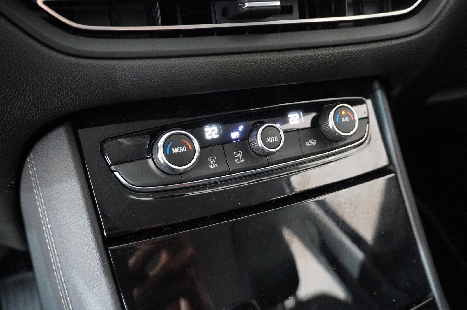 Fahrzeugabbildung Opel Grandland (X) 1.2T GS SPORT NAVI/LED/VIRT./DAB+