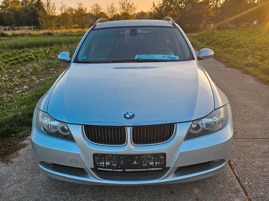 BMW 318 2006 — rear view