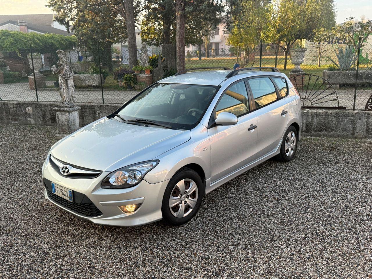 Hyundai i30 2011 — rear view