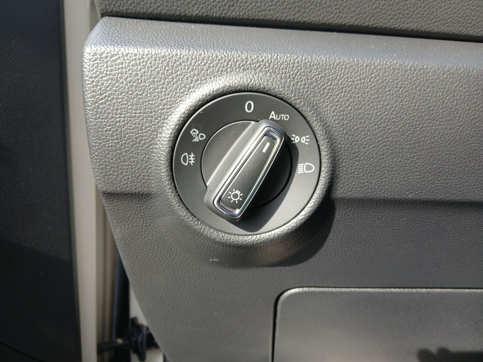 Fahrzeugabbildung Volkswagen T-Roc TDI R-Line DSG LED AHK Navi AID ACC Park-A