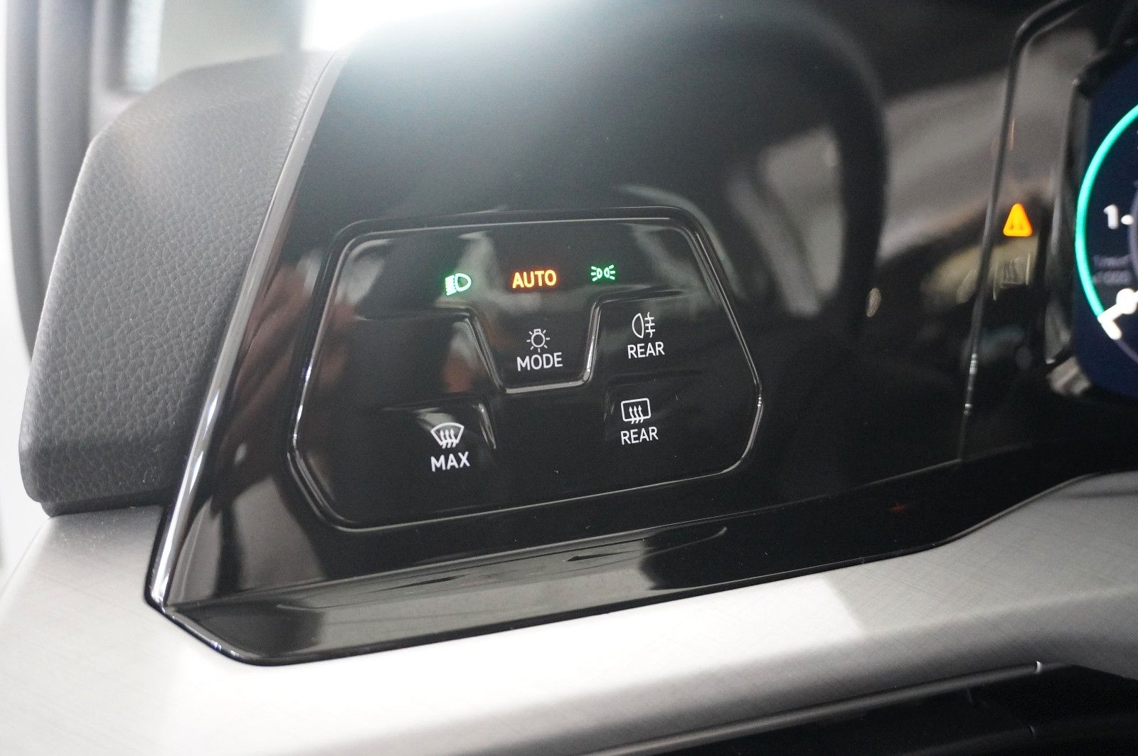 Fahrzeugabbildung Volkswagen Golf VIII Lim. 2.0 TDI LIFE DSG NAVI/LED/VIRTU.