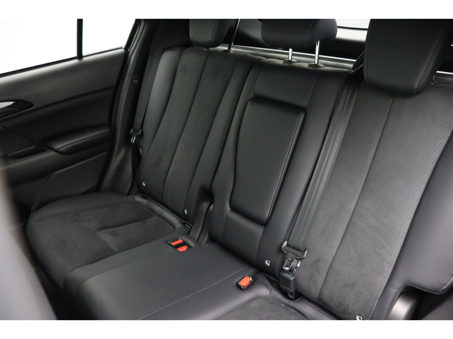 Fahrzeugabbildung Mitsubishi Eclipse Cross 2.4 Plus Select Hybrid 4WD
