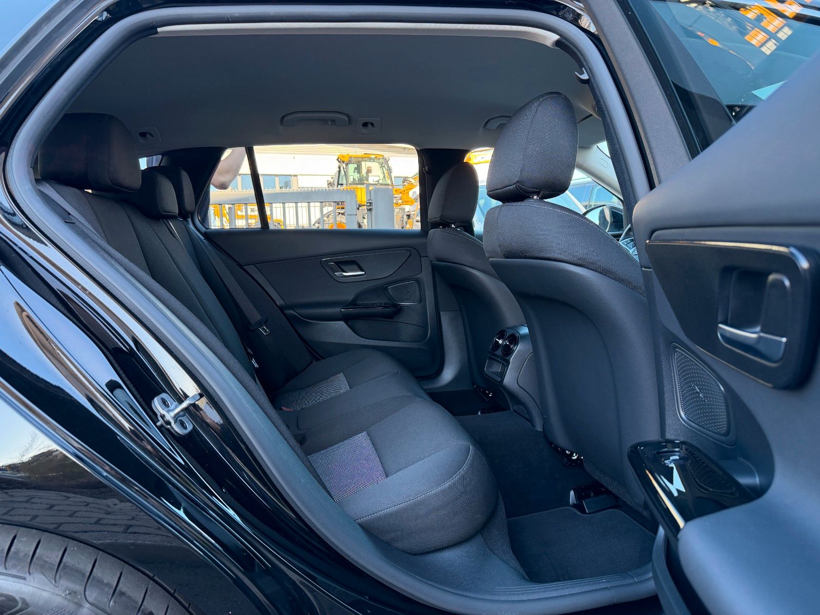Fahrzeugabbildung Mercedes-Benz C 200d T Avantgarde+AHK+Distr+RKamera+LED+IHC