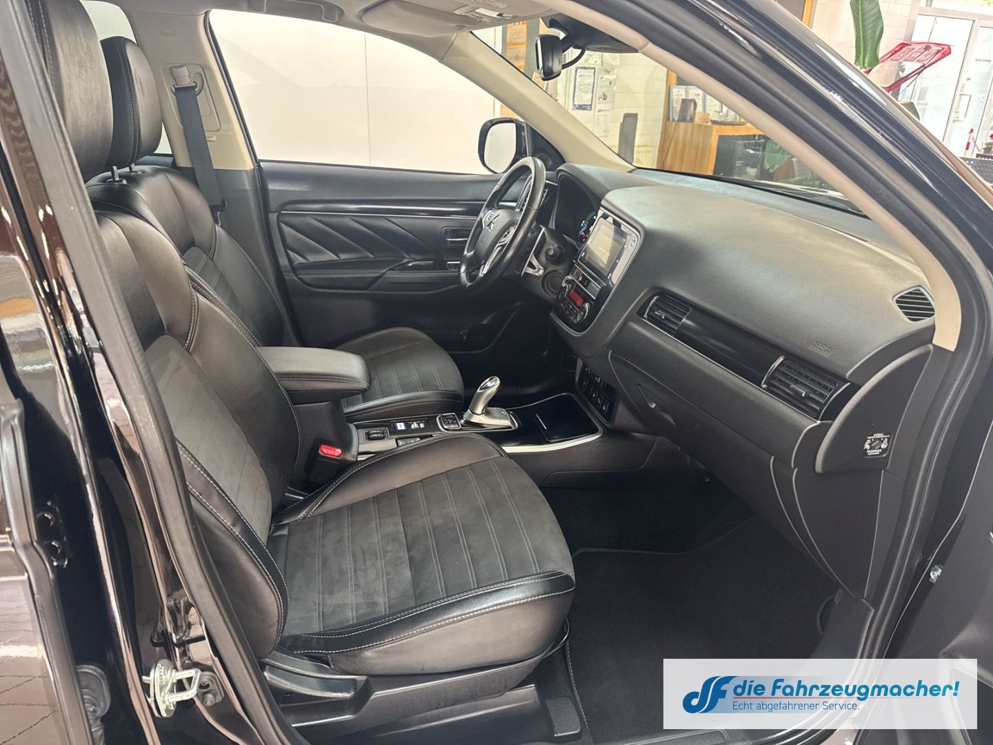 Fahrzeugabbildung Mitsubishi Outlander PHEV Plus 4WD StandHZG LED ACC El. Hec