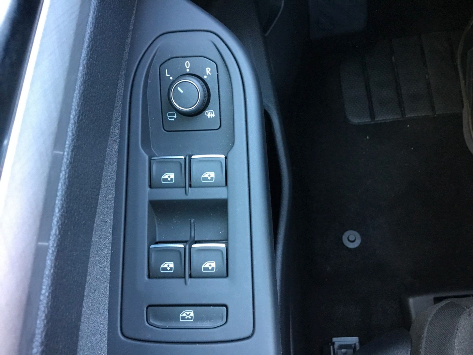 Fahrzeugabbildung Volkswagen Golf 1.5 eTSI DSG Life+AHK+LED+Kamera+Navi