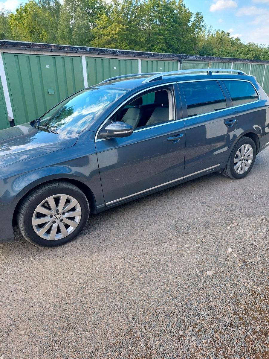 Volkswagen Passat 2012 — rear view