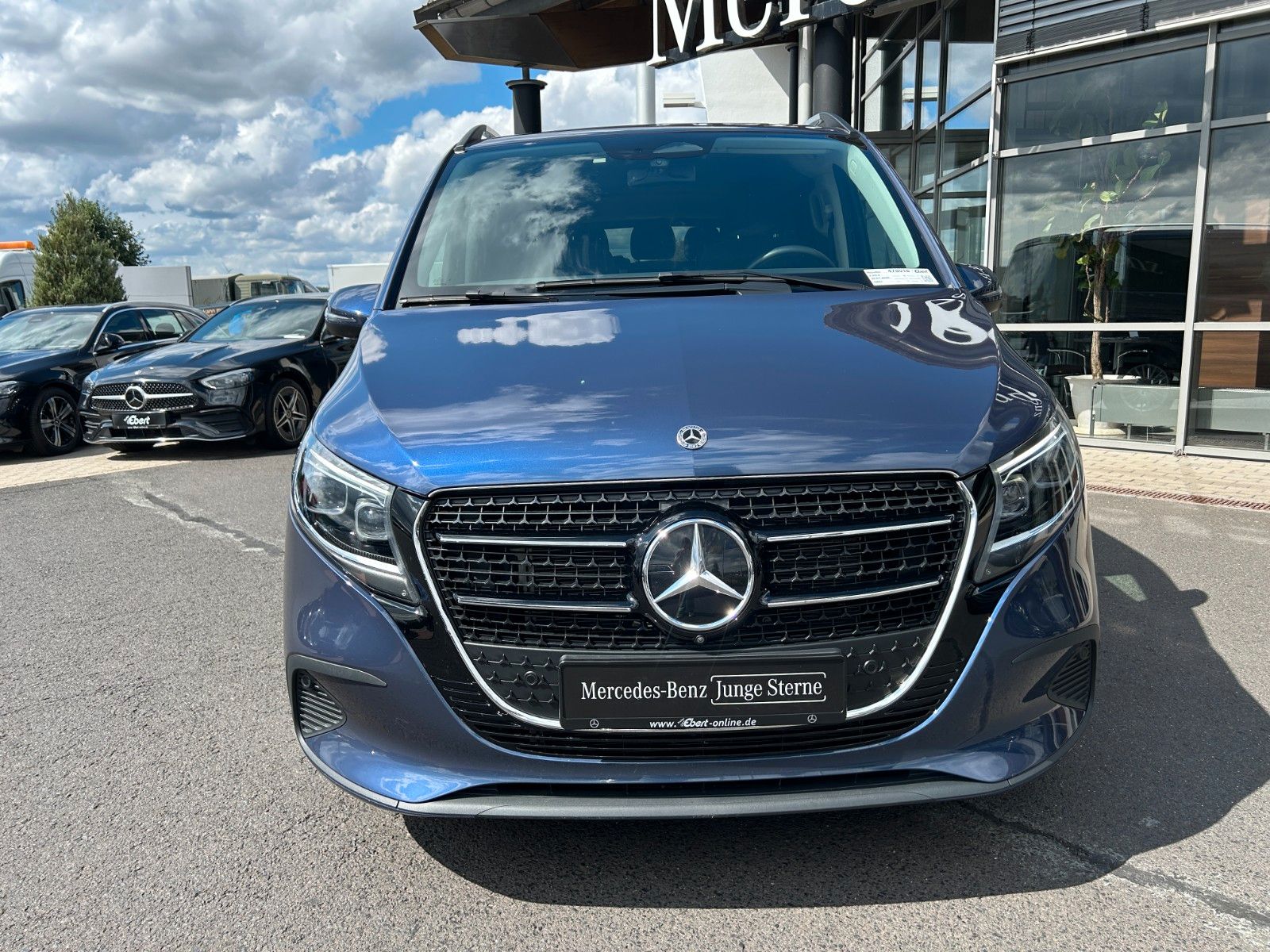 Fahrzeugabbildung Mercedes-Benz V 300 d STYLE DISTRONIC Stdheiz AHK2,5to 360