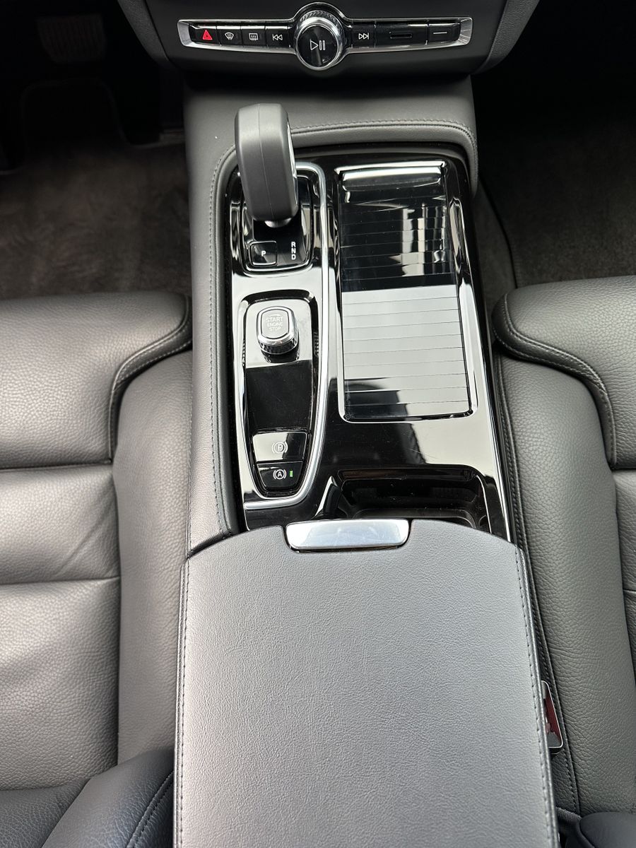 Fahrzeugabbildung Volvo V90 T6 Recharge AWD Plus Dark NAV+LED+AHK+VC+H&K