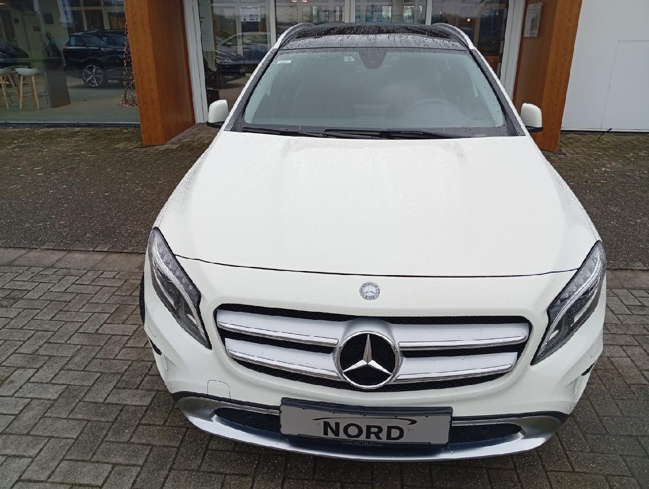 Mercedes-Benz GLA 180 Navi Xenon Pano Dach