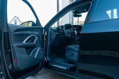 AUDI Q5 2.0 TDI quattro/ S LINE/ BUSINESS/ AHK/ 21" AUDI Q5 2.0 TDI quattro/ S LINE/ BUSINESS/ AHK/ 21"