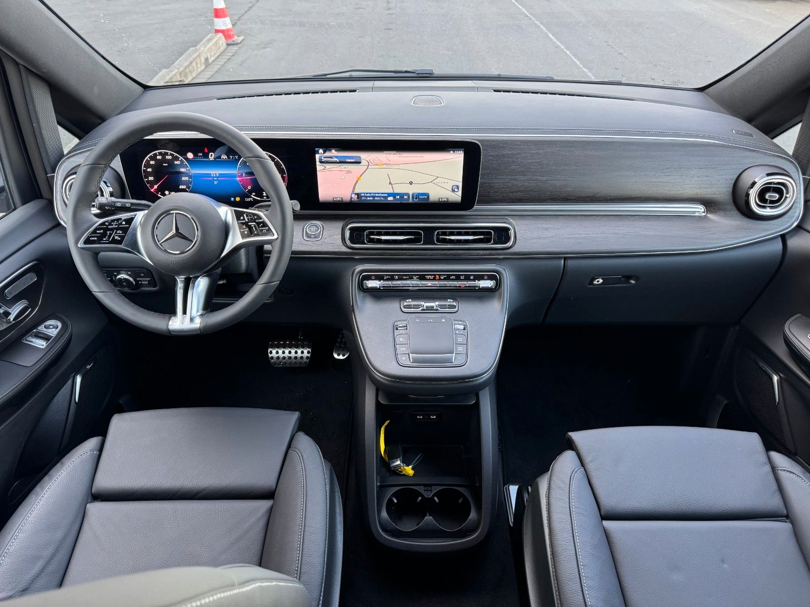 Fahrzeugabbildung Mercedes-Benz V 300 d AVA Stdheiz AHK2,5to DISTRONIC 360Kamera