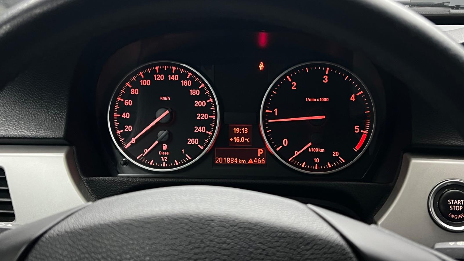 BMW 318 2010 — photo 21