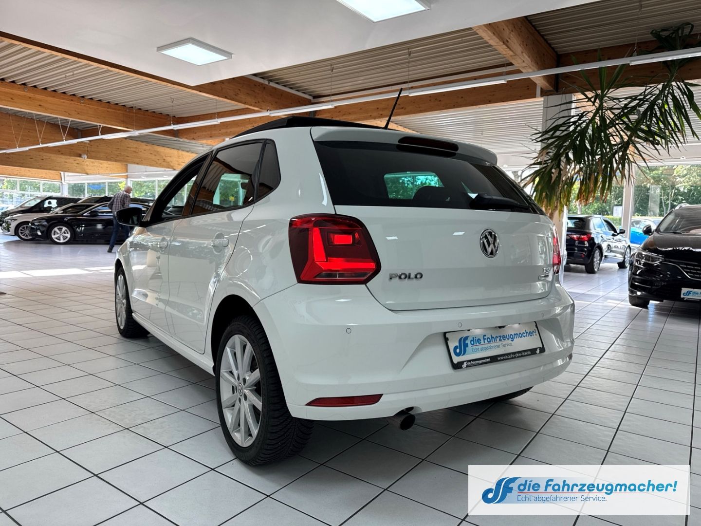 Fahrzeugabbildung Volkswagen Polo V Original 1.2TSI DSG Pano Kamera Navi LED