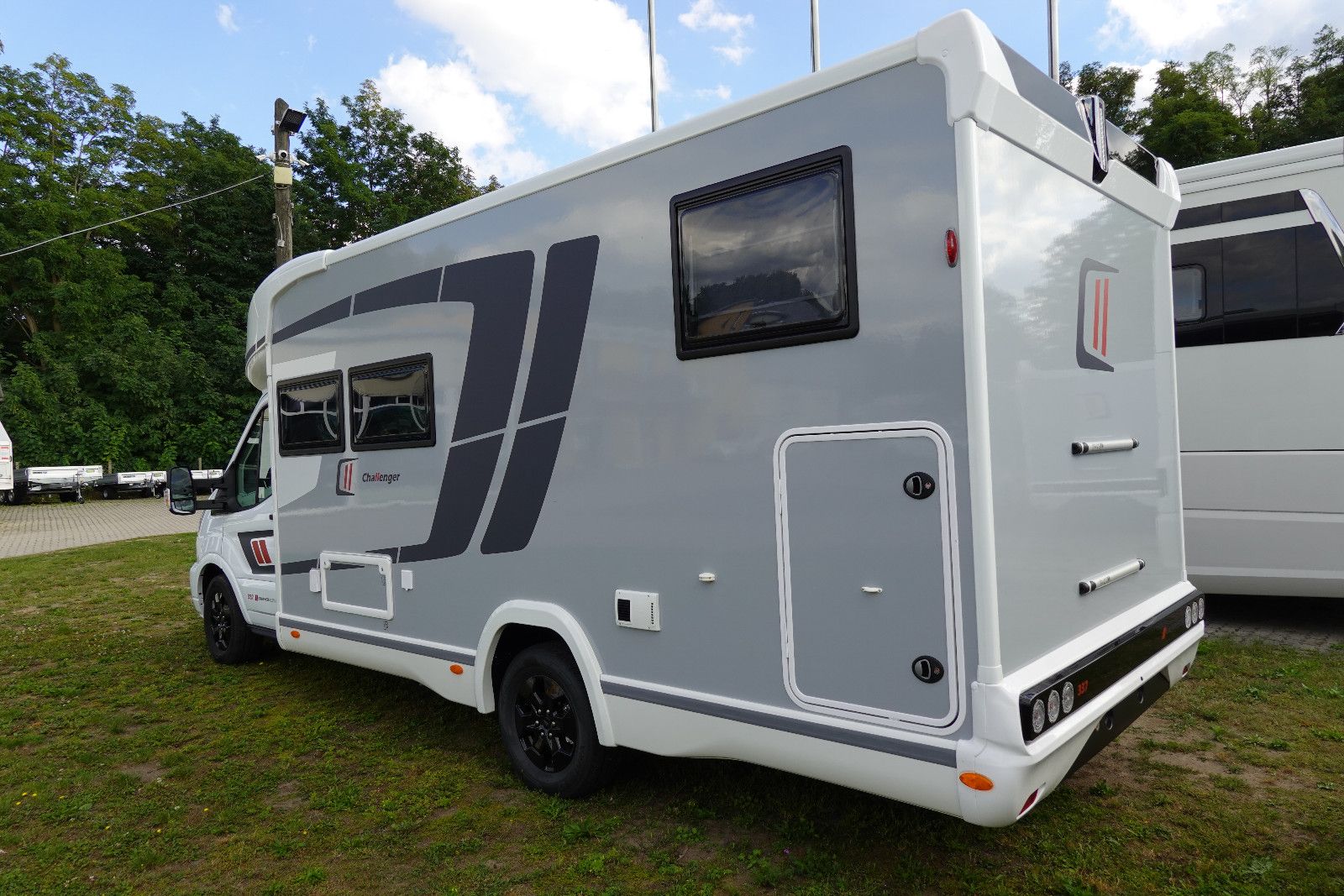 Fahrzeugabbildung Challenger 337 Graphite Edition m. Hubbett M27