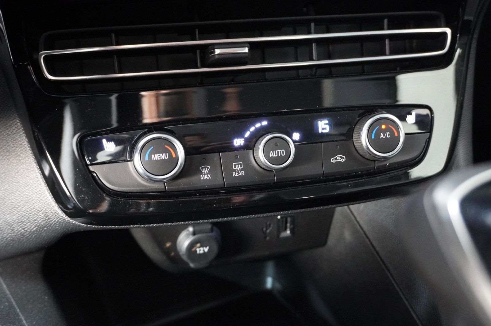 Fahrzeugabbildung Opel Mokka ELEGANCE 1.2T NAVI/LED/KAMERA/SPORT/SH/DAB
