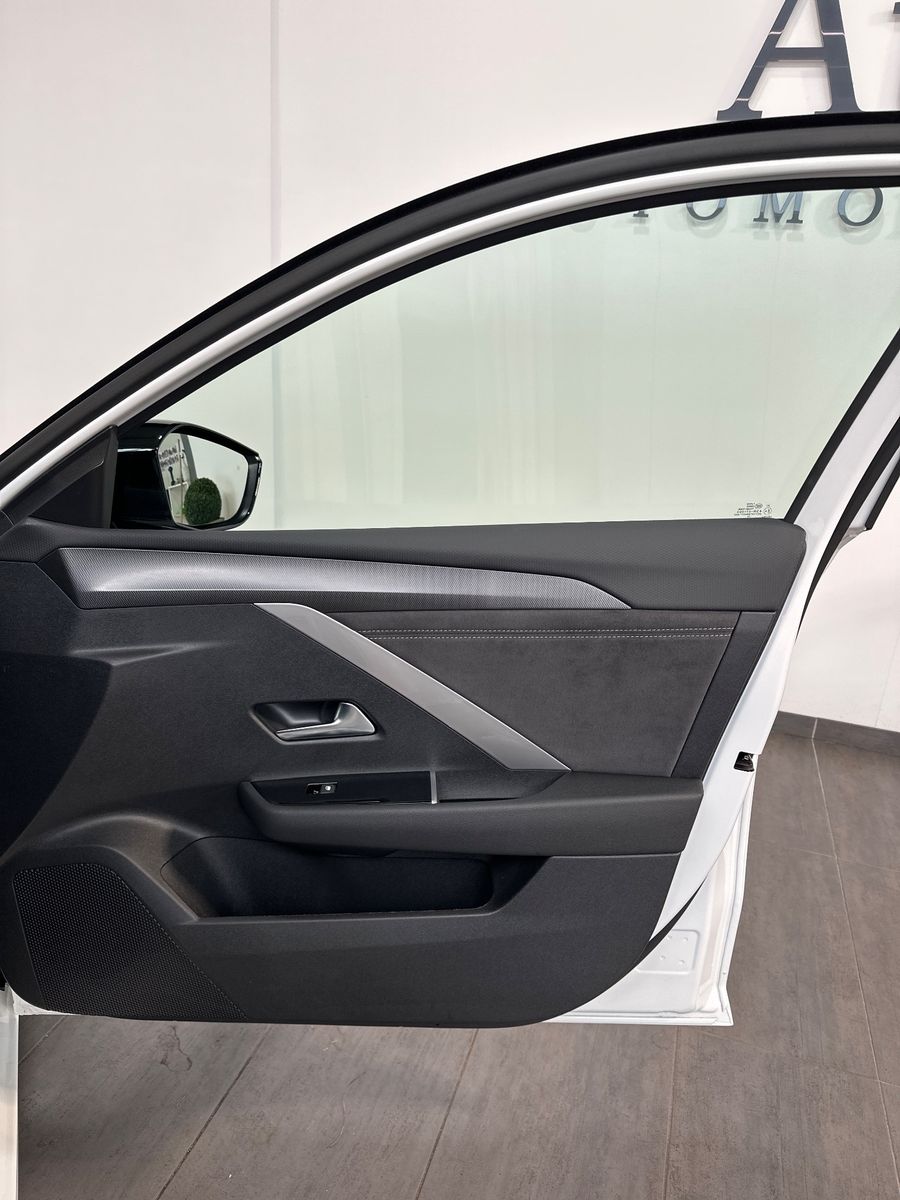Fahrzeugabbildung Opel Astra SpT 1.5 D Aut Ultimate NAV+LED+PANO+360°