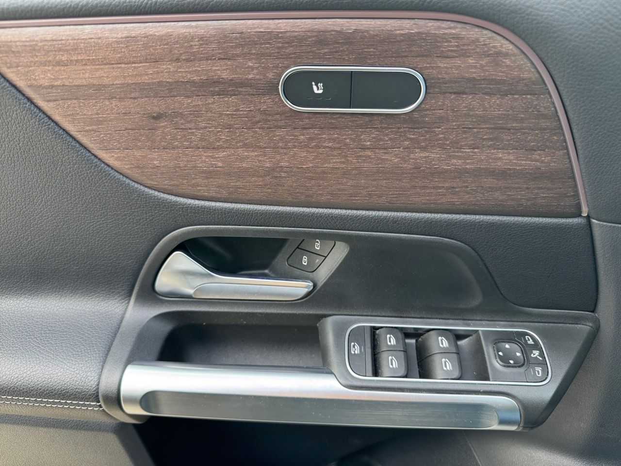 Fahrzeugabbildung Mercedes-Benz GLB 220 d 4m PROGRESSIVE+PANO+DIST+LED+CARPL+4WD