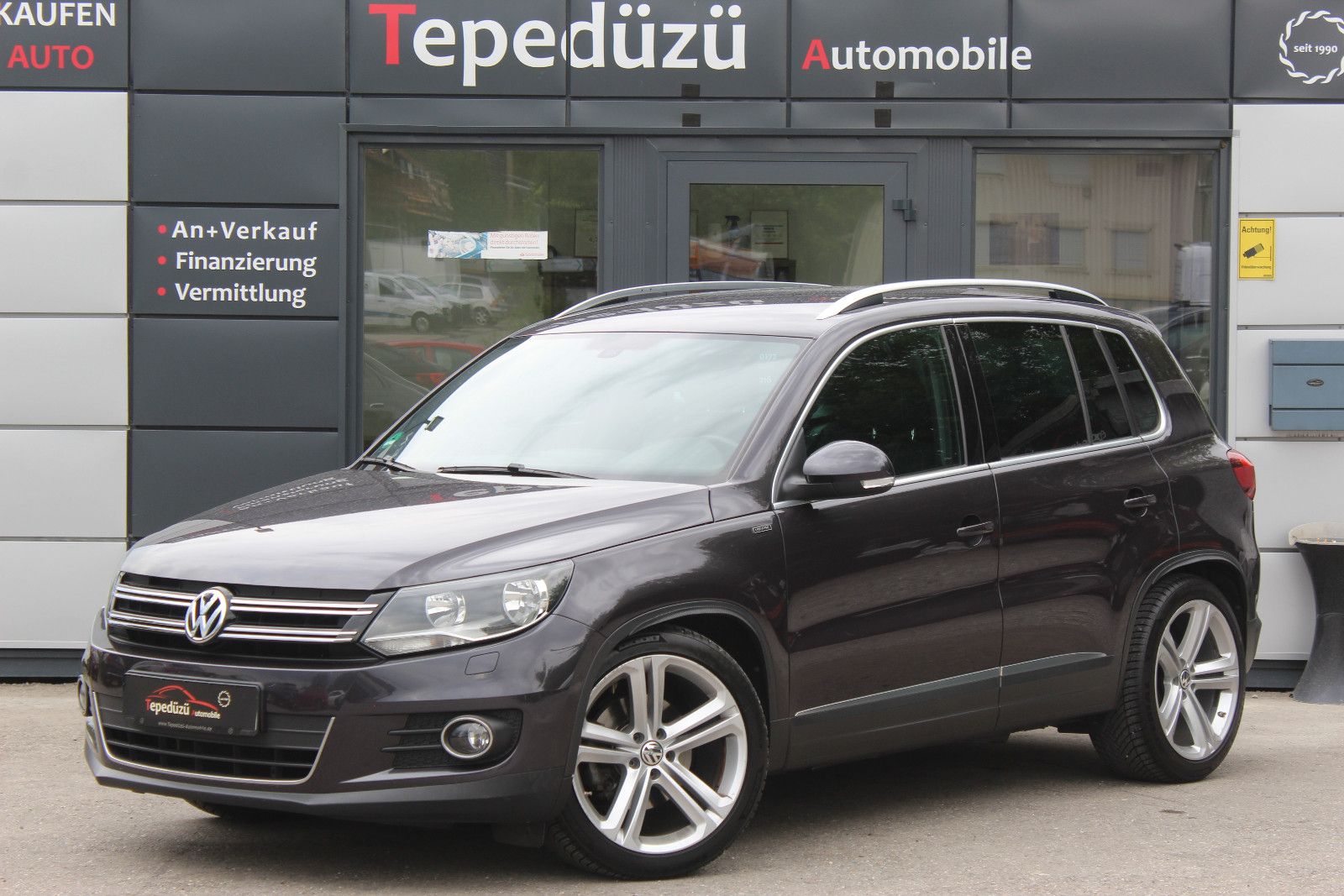 Volkswagen Tiguan - 1