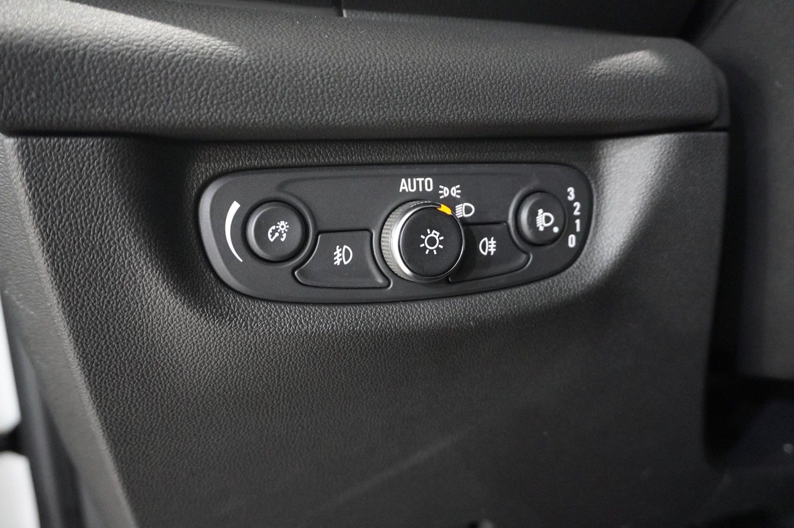 Fahrzeugabbildung Opel Insignia B ST 2.0D EDITION NAVI/LED/TEMP./SH/DAB