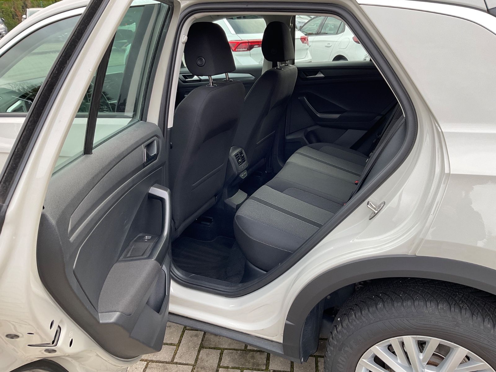 Fahrzeugabbildung Volkswagen T-Roc 1.5 TSI DSG Life,LED,AHK,Navi