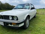 BMW 320i Cabrio  - BMW 320 aus 1988 mit Benzin-Antrieb: Cabrio, 320i