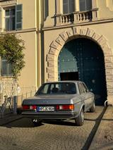 Mercedes-Benz Mercedes W123 Oldtimer - Mercedes-Benz 250: W123