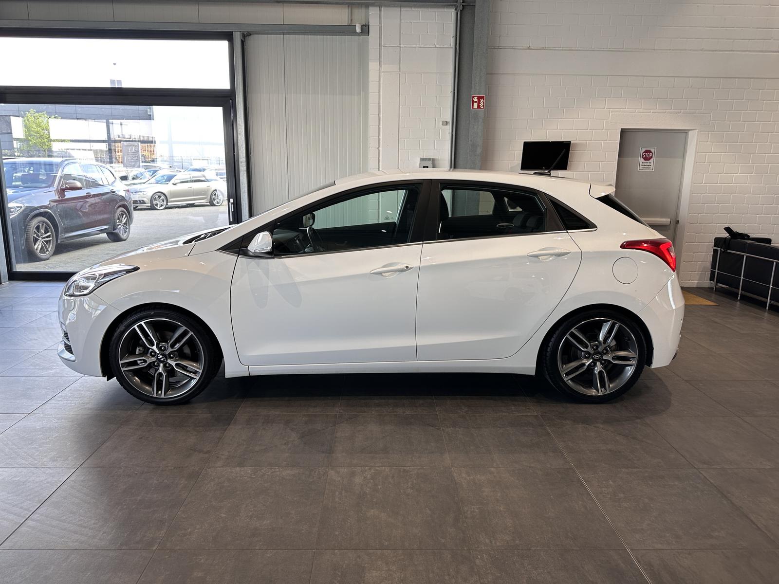 Hyundai i30 Turbo *1. HAND, NAVI, RFK, SCHECKHEFT*