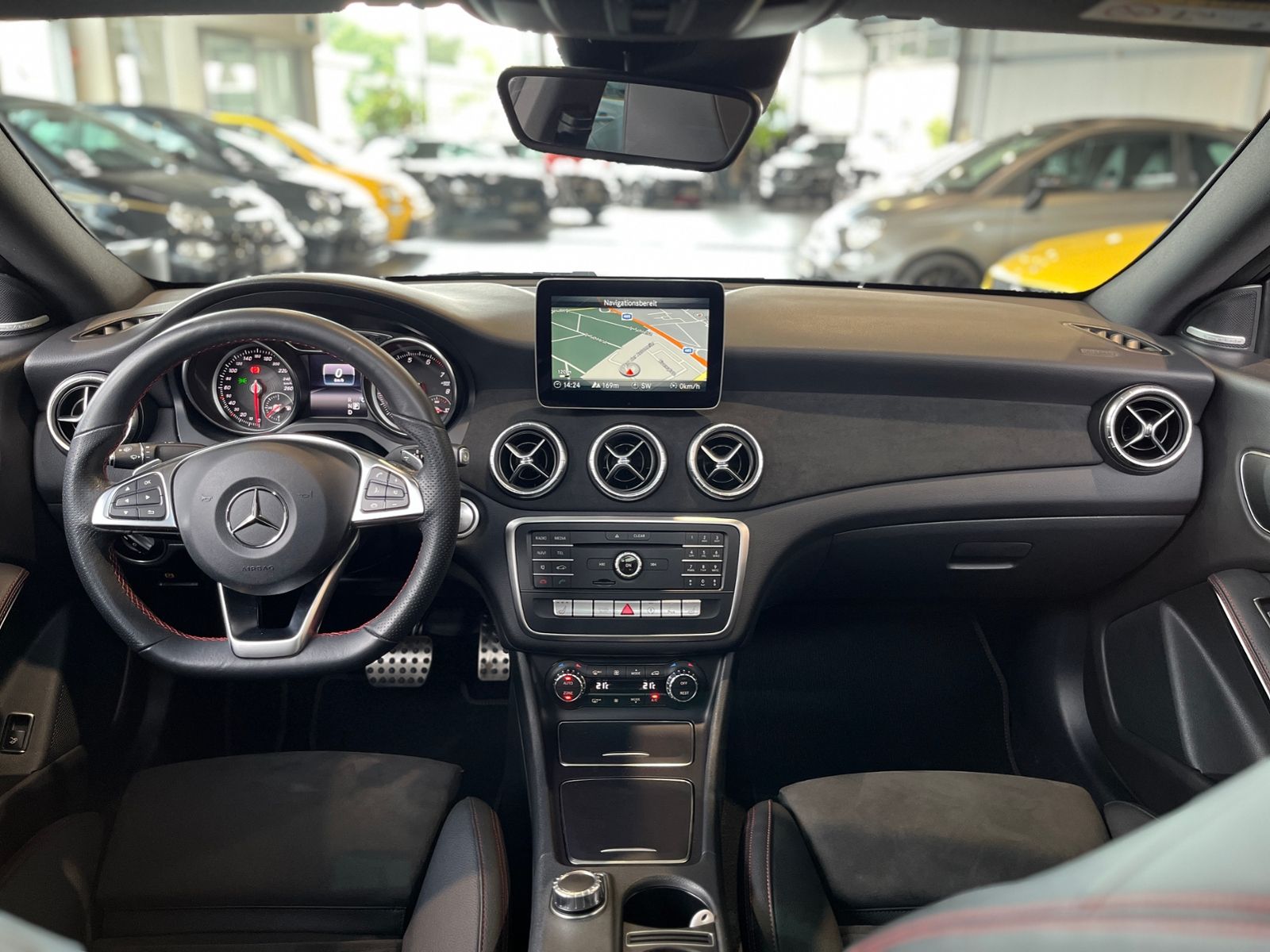 Fahrzeugabbildung Mercedes-Benz CLA 200 AMG Night PANO H/K LED