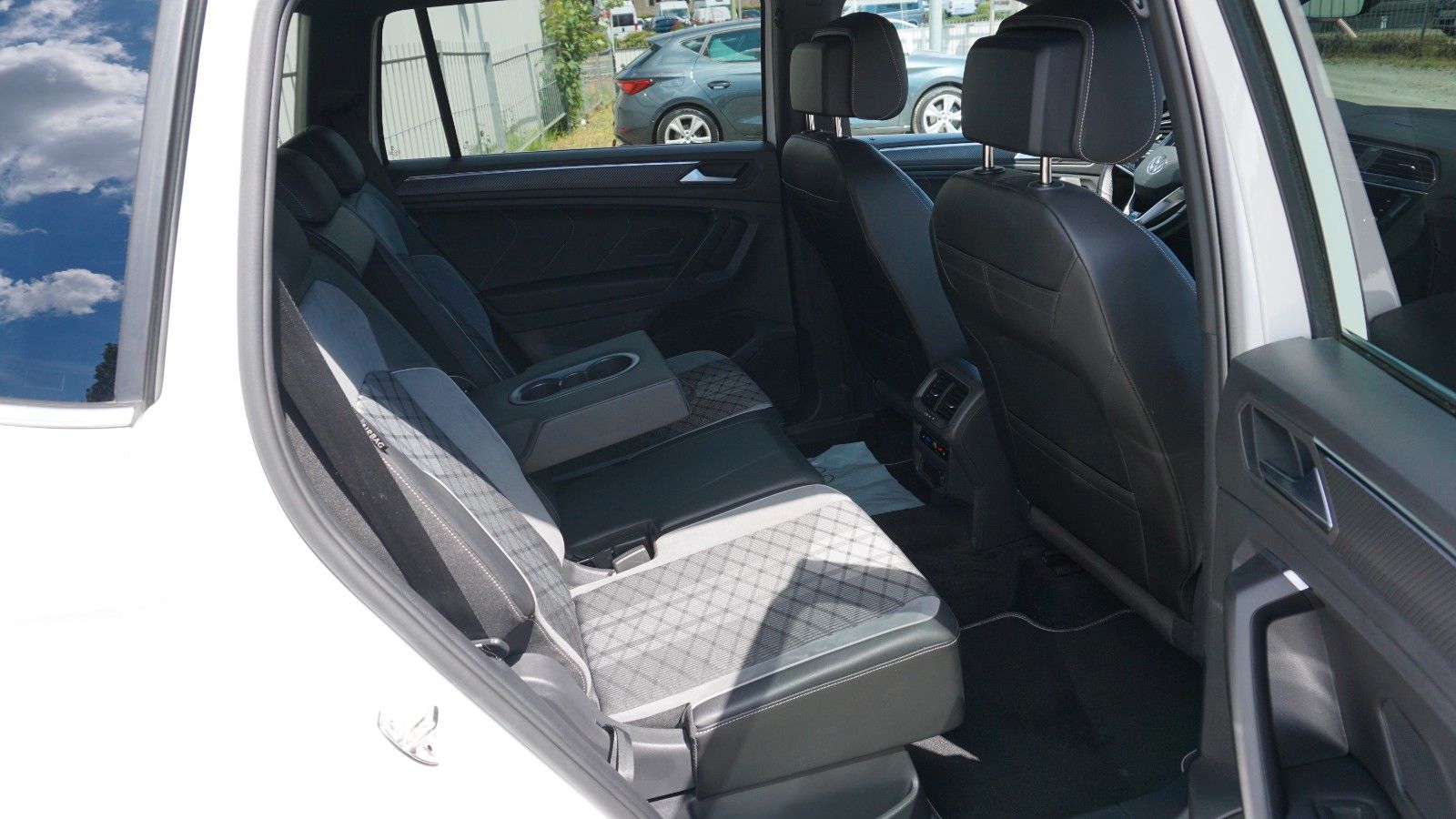 Fahrzeugabbildung Volkswagen Tiguan Allspace R-Line 4M LED,Navi,PDC,AHK