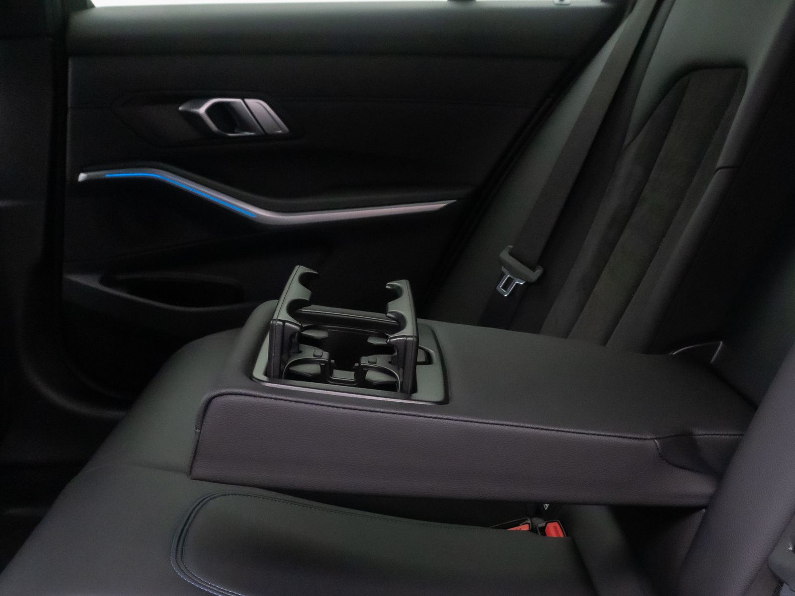 Fahrzeugabbildung BMW 330e M Sport Alarm AHK DAB HiFi Komfort PDC 18"