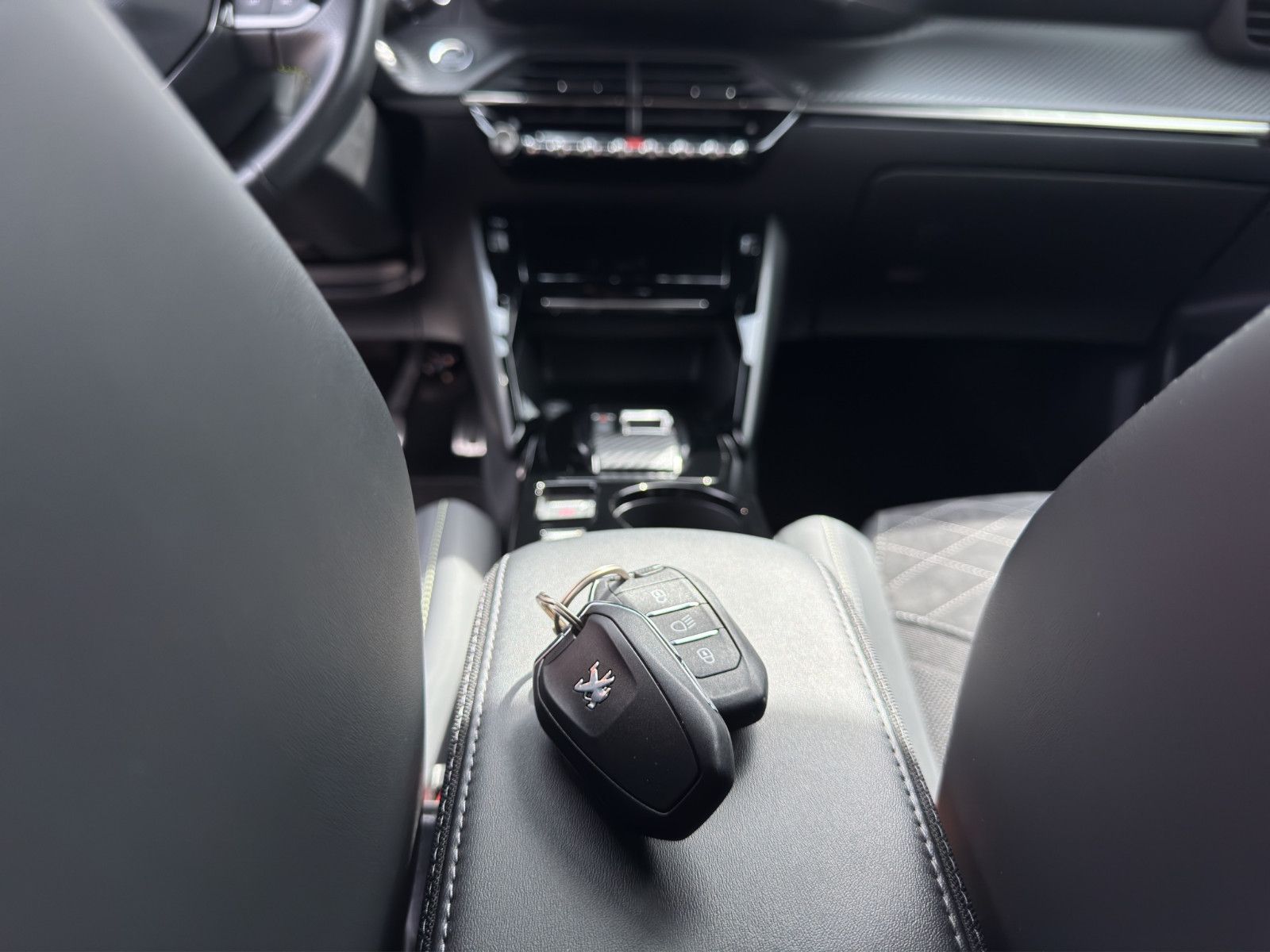 Fahrzeugabbildung Peugeot 2008 GT Pack*180° Cam*ACC*Sportpaket*Keyless