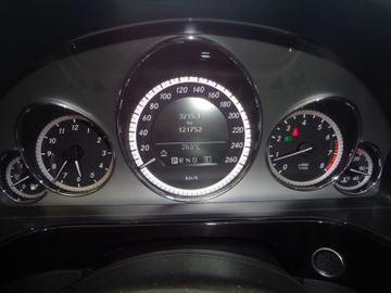 Fahrzeugabbildung Mercedes-Benz E 200 CGI Blue AT-Motor / XENON / NAVI
