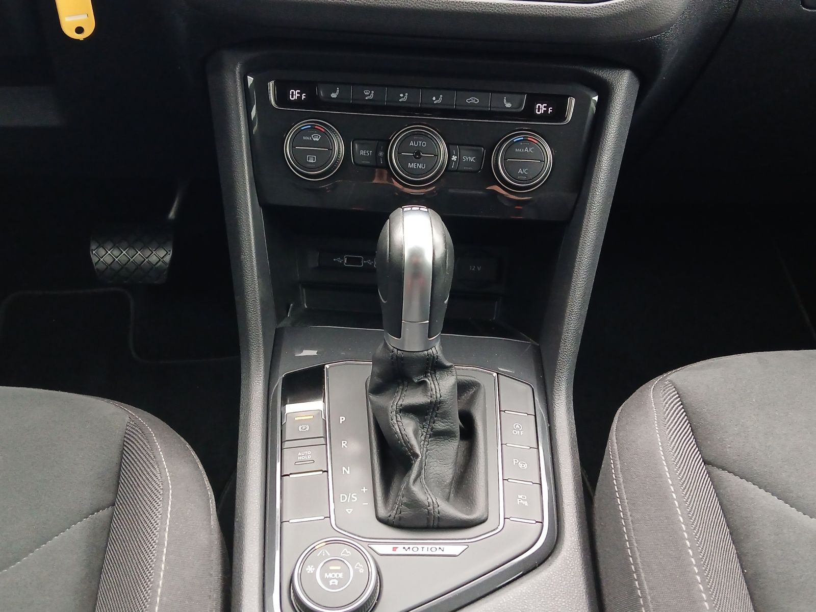 Fahrzeugabbildung Volkswagen Tiguan TDI Highline DSG 4M R-Line LED AHK Navi A