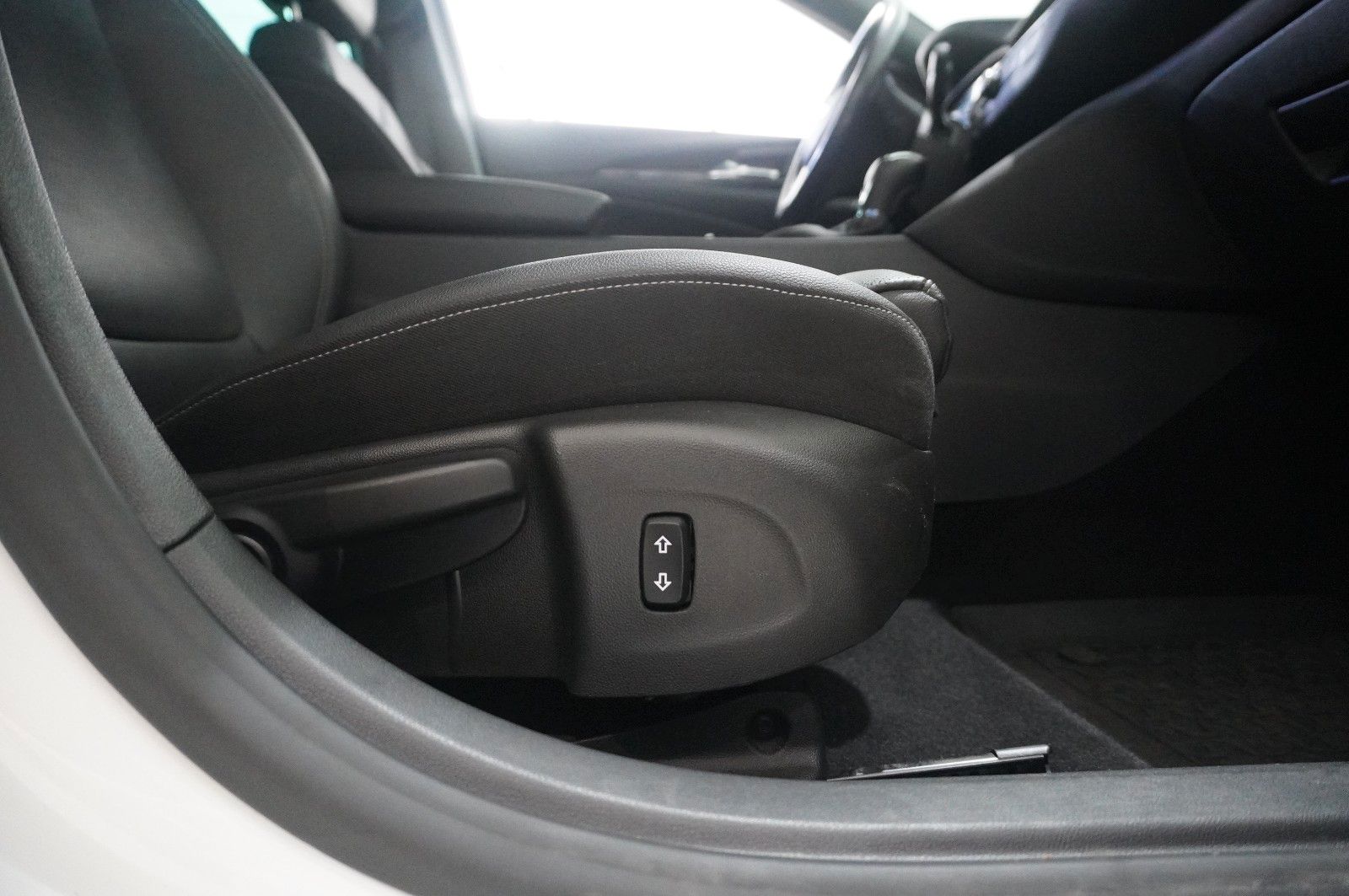 Fahrzeugabbildung Opel Insignia B ST 2.0D BUSINESS NAVI/LED/KAMERA/AHK