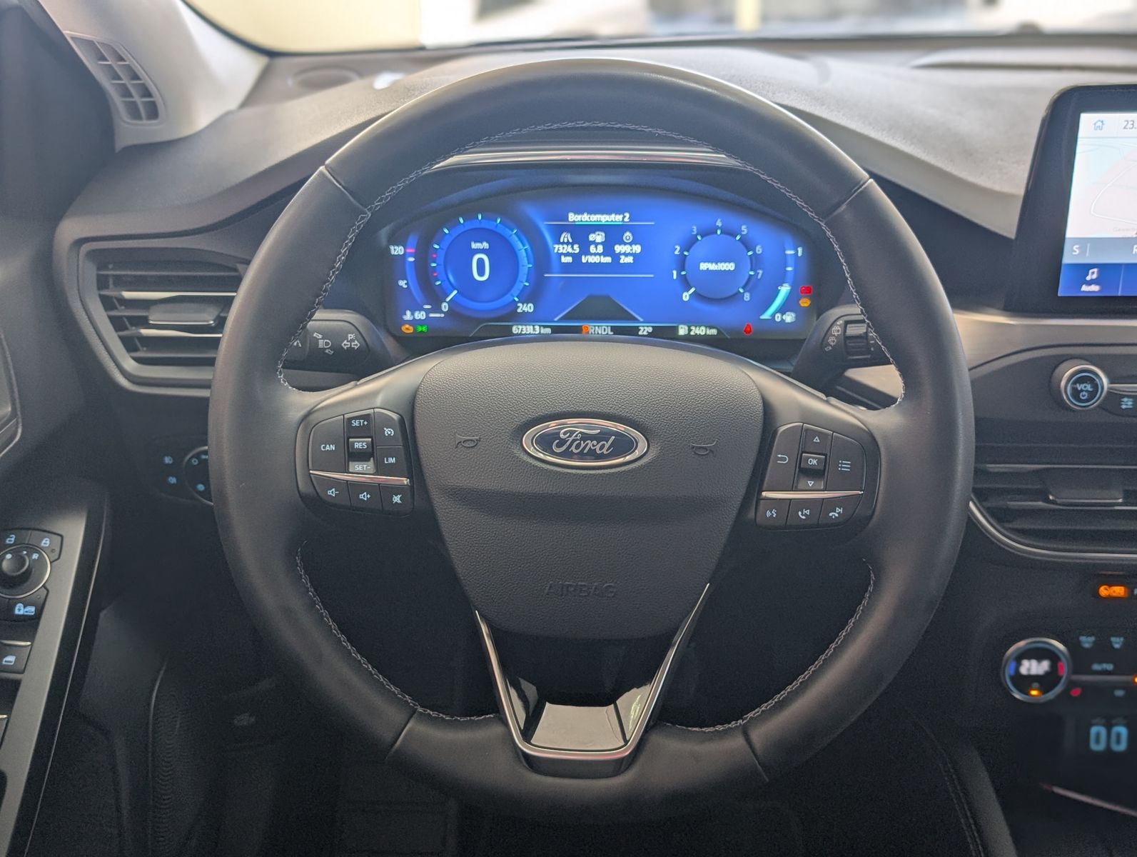 Fahrzeugabbildung Ford Focus Titanium X LED KAMERA SHZ AHK APPLINK TEMP