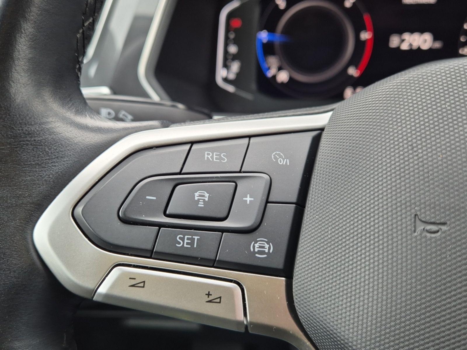 Fahrzeugabbildung Volkswagen Tiguan Allspace TDI LED AHK Navi AID ACC SHZ 18"