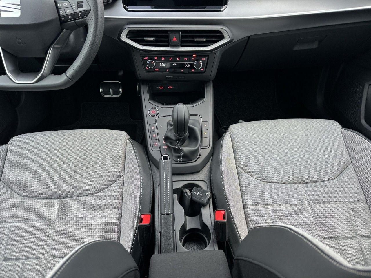Fahrzeugabbildung SEAT Arona FR Black Edition 1.0 TSI 116 PS 7-Gang-DSG - mit KI generiert/bearbeitet