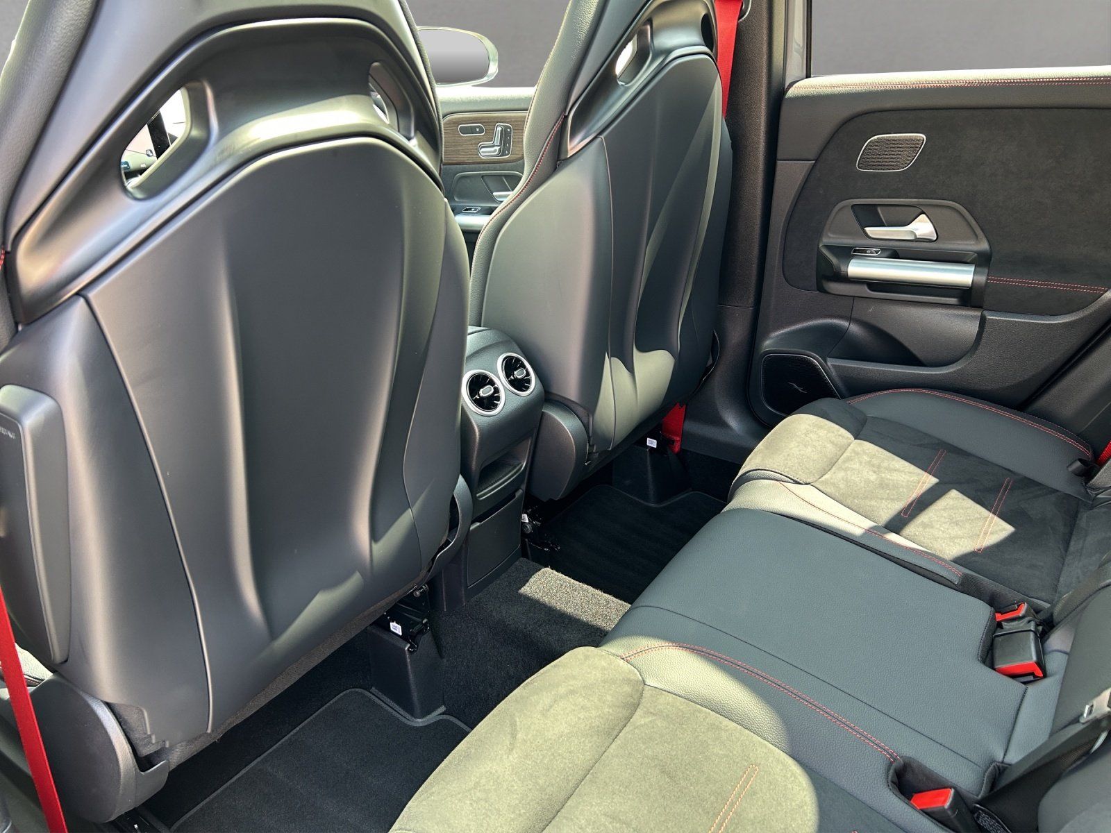 Fahrzeugabbildung Mercedes-Benz GLA35 AMG Prem+ DISTR Perf.Sitz AHK Standhz Burm