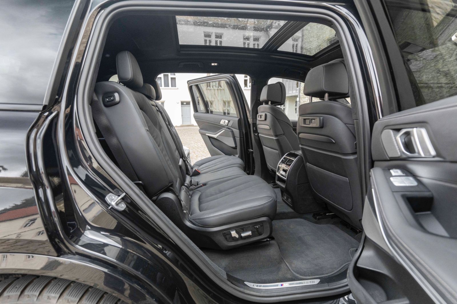 Fahrzeugabbildung BMW X7 M50i H&K HUD LASER LUFT SKY ACC MASSAGE 3D