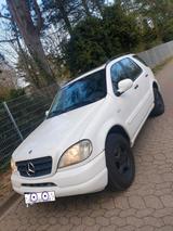 Mercedes-Benz Mercedes Ml 320 - Mercedes-Benz ML 320 mit Benzin-Antrieb: Automatik