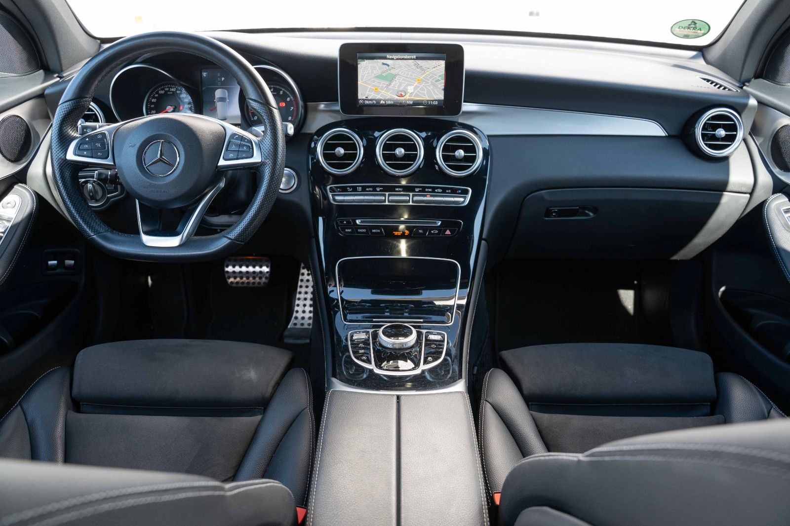 Fahrzeugabbildung Mercedes-Benz GLC 250 4MATIC AMG PANO AHK LED KAM CARPLAY