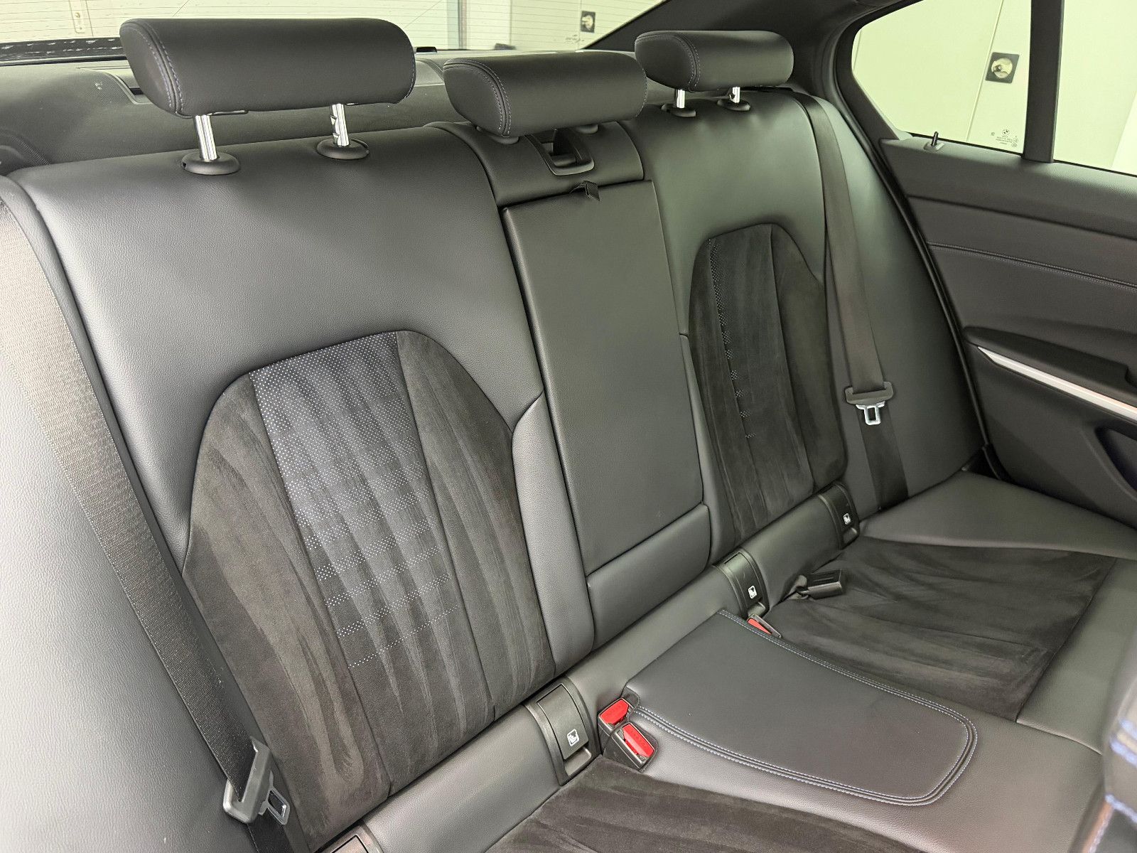 Fahrzeugabbildung BMW 330i xDrive M-SPORT/HUD/DE-FZG/HiFi/LIVE CO/2.HD